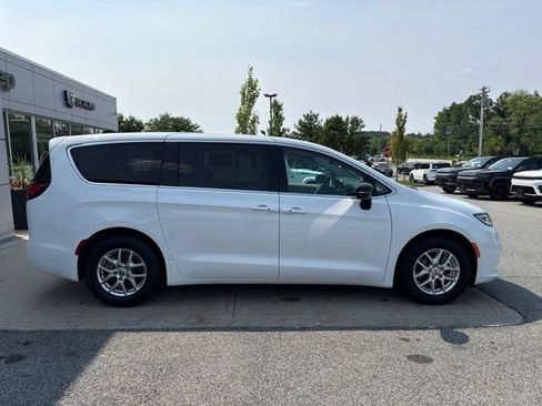 Certified 2024 Chrysler Pacifica Touring-L FWD image 10