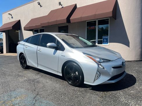 Used 2017 Toyota Prius Four Touring FWD image 3
