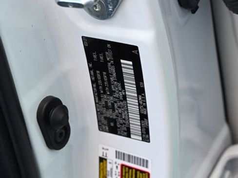 Used 2021 Toyota Highlander XLE AWD/4WD image 24