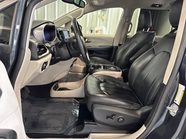 Used 2020 Chrysler Pacifica Touring-L FWD image 39