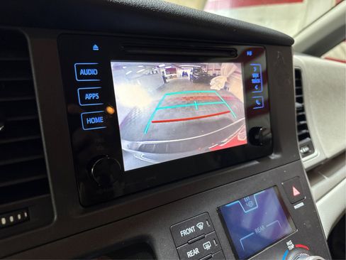 Used 2017 Toyota Sienna LE AWD/4WD image 21