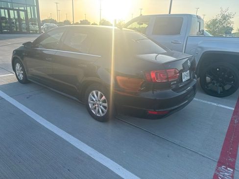 Used 2013 Volkswagen Jetta SE FWD image 2