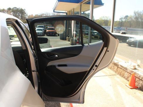 Used 2022 Chevrolet Equinox LS FWD image 16