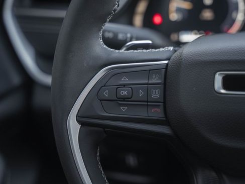 Used 2025 Jeep Grand Cherokee Altitude image 30