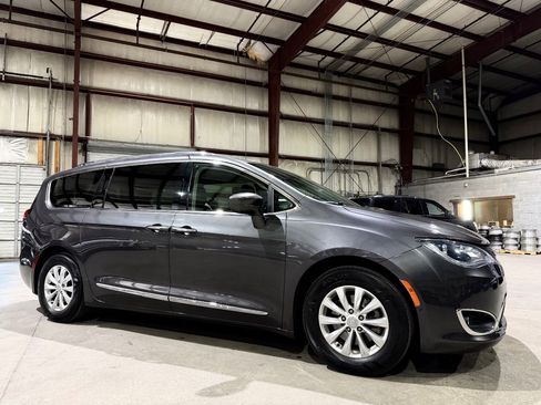 Used 2018 Chrysler Pacifica Touring-L Plus w/ Advanced Safetytec Group FWD image 3