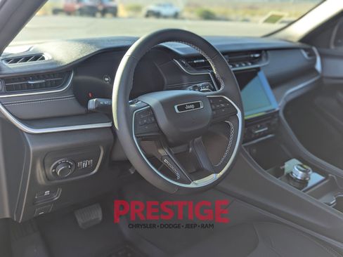 Used 2024 Jeep Grand Cherokee Laredo AWD/4WD image 12