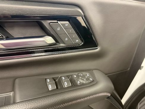 Used 2025 GMC Yukon XL Denali AWD/4WD image 10