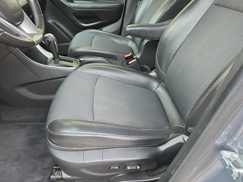 Used 2019 Chevrolet Trax LT w/ LT Convenience Package AWD/4WD image 2