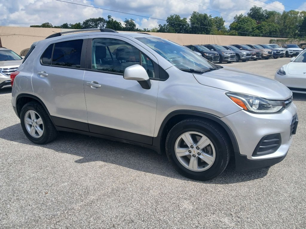 Used 2021 Chevrolet Trax LT w/ LT Convenience Package FWD image 3