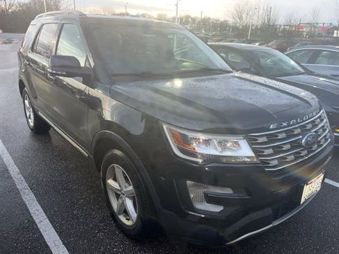Used 2017 Ford Explorer XLT w/ Equipment Group 202A image 5