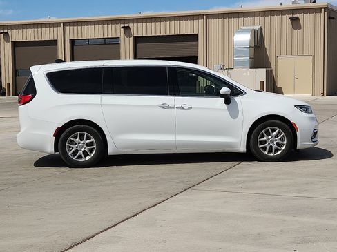 Used 2023 Chrysler Pacifica Touring-L image 5