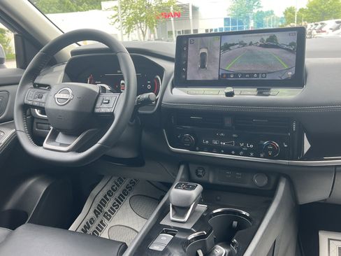 Certified 2025 Nissan Rogue SL w/ Tech Package FWD image 4
