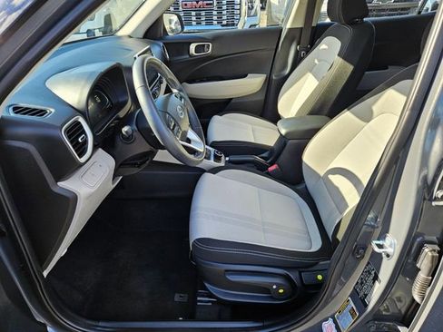 Used 2025 Hyundai Venue SEL FWD image 16