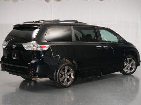 Used 2020 Toyota Sienna SE FWD image 18