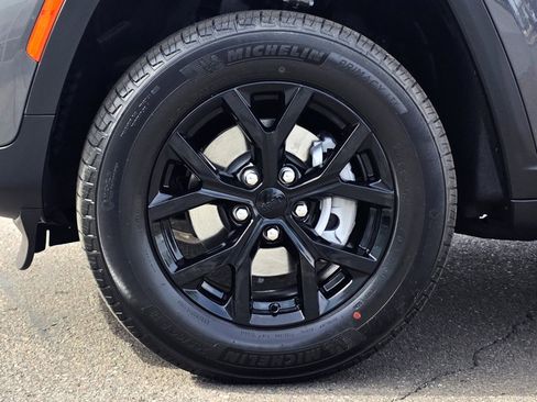 New 2025 Jeep Grand Cherokee Altitude image 9