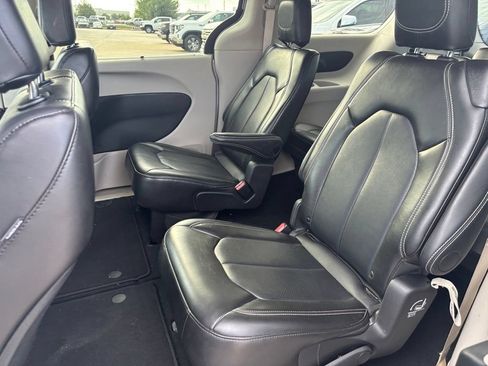 Used 2024 Chrysler Pacifica Touring-L FWD image 11