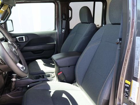 Used 2025 Jeep Wrangler Unlimited Sahara AWD/4WD image 9