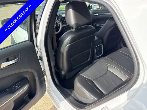 Used 2022 Chrysler 300 Touring L RWD image 7