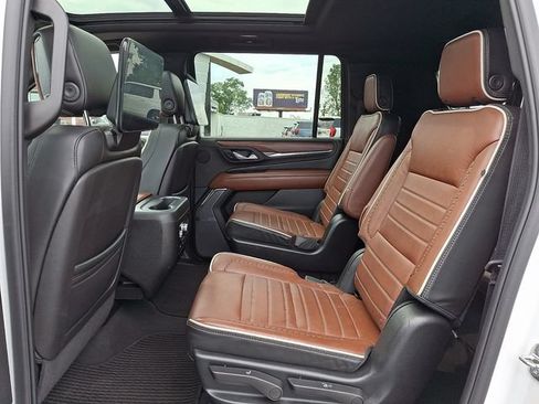 Used 2024 GMC Yukon XL Denali Ultimate AWD/4WD image 10