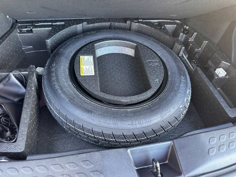 Used 2022 Toyota C-HR XLE image 27