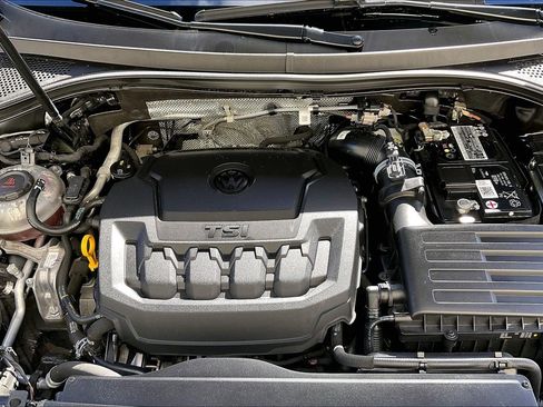 Certified 2022 Volkswagen Tiguan SEL R-Line image 9