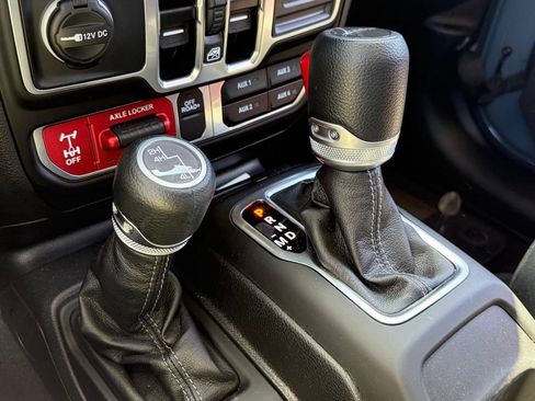 Used 2025 Jeep Gladiator Mojave w/ Convenience Group AWD/4WD image 8