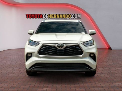 Used 2020 Toyota Highlander XLE FWD image 2