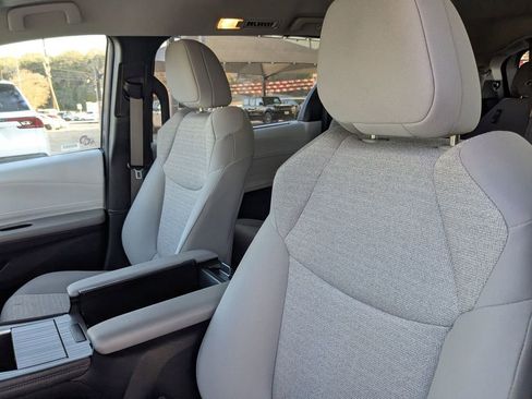 Used 2025 Toyota Sienna LE image 14