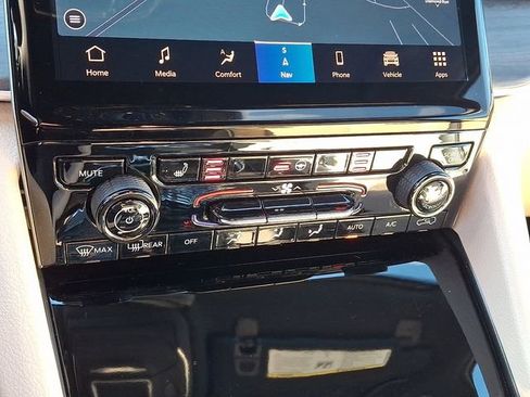 Used 2024 Jeep Grand Cherokee Limited image 16