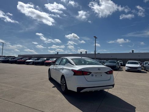 Certified 2024 Nissan Altima 2.5 SV FWD image 16