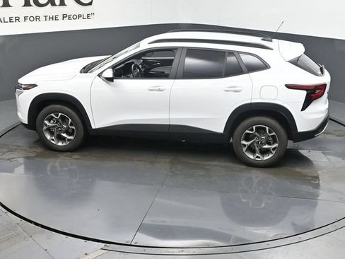 Used 2025 Chevrolet Trax LT w/ LT Convenience Package FWD image 21