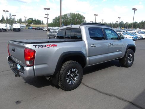 Used 2016 Toyota Tacoma TRD Off-Road w/ Premium & Technology Package AWD/4WD image 5
