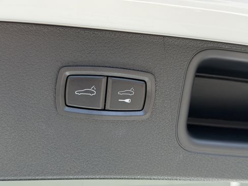 Used 2025 Porsche Macan AWD/4WD image 16