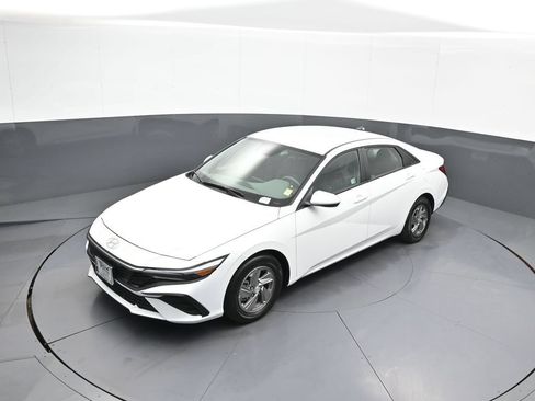 Certified 2025 Hyundai Elantra SE w/ Cargo Package FWD image 33