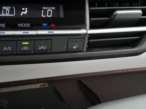 Certified 2022 Toyota Sienna XLE w/ XLE Plus Package FWD image 30