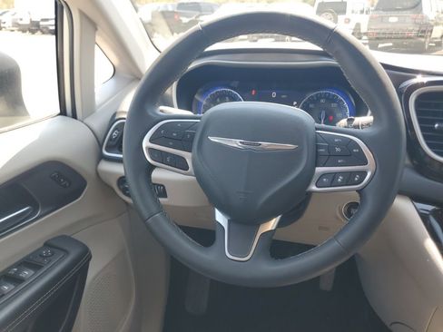 Used 2023 Chrysler Pacifica Touring-L FWD image 7