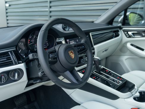 Certified 2023 Porsche Macan Turbo AWD/4WD image 3