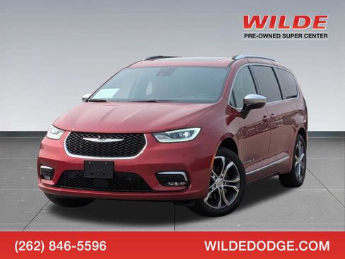 Used 2025 Chrysler Pacifica Pinnacle w/ Trailer Tow Group AWD/4WD image 1