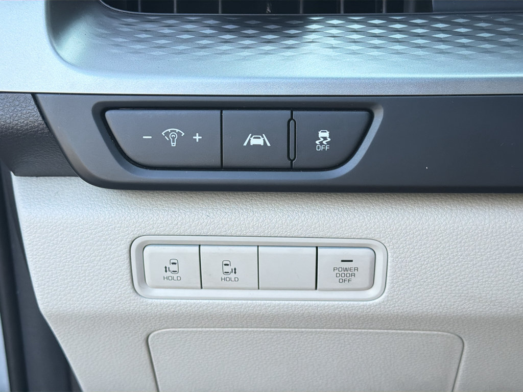 Used 2023 Kia Carnival LX FWD image 11