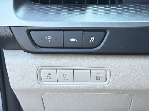 Used 2023 Kia Carnival LX FWD image 11