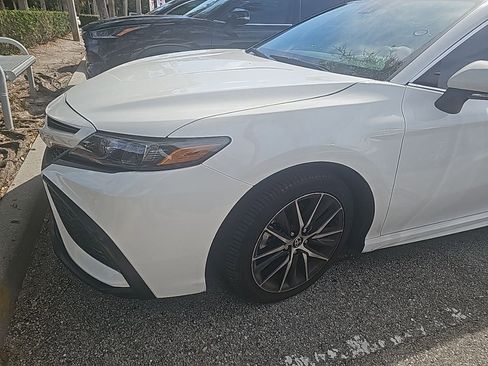 Used 2023 Toyota Camry SE image 1