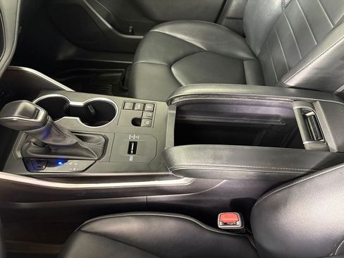 Used 2024 Toyota Highlander XLE FWD image 32