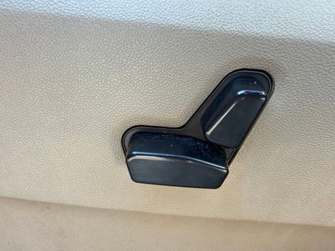 Used 2015 Chrysler Town & Country Touring FWD image 32