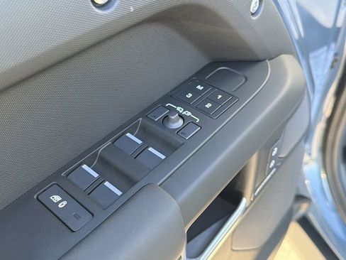 Used 2025 Land Rover Defender 110 S image 20