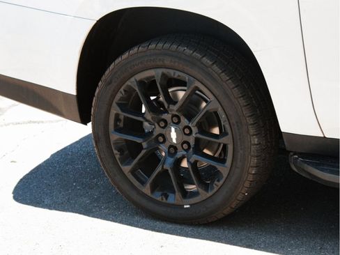 Used 2022 Chevrolet Suburban LS RWD image 4