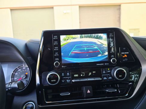 Used 2020 Toyota Highlander LE image 16