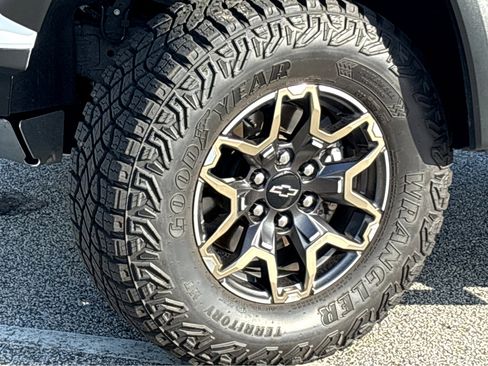 Used 2023 Chevrolet Colorado ZR2 w/ ZR2 Convenience Package III image 19