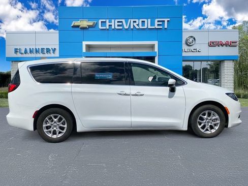 Used 2023 Chrysler Voyager LX FWD image 6