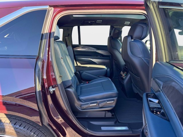 Certified 2025 Cadillac Escalade IQ Luxury 2 w/ LPO, Premium Carpet Package AWD/4WD image 15