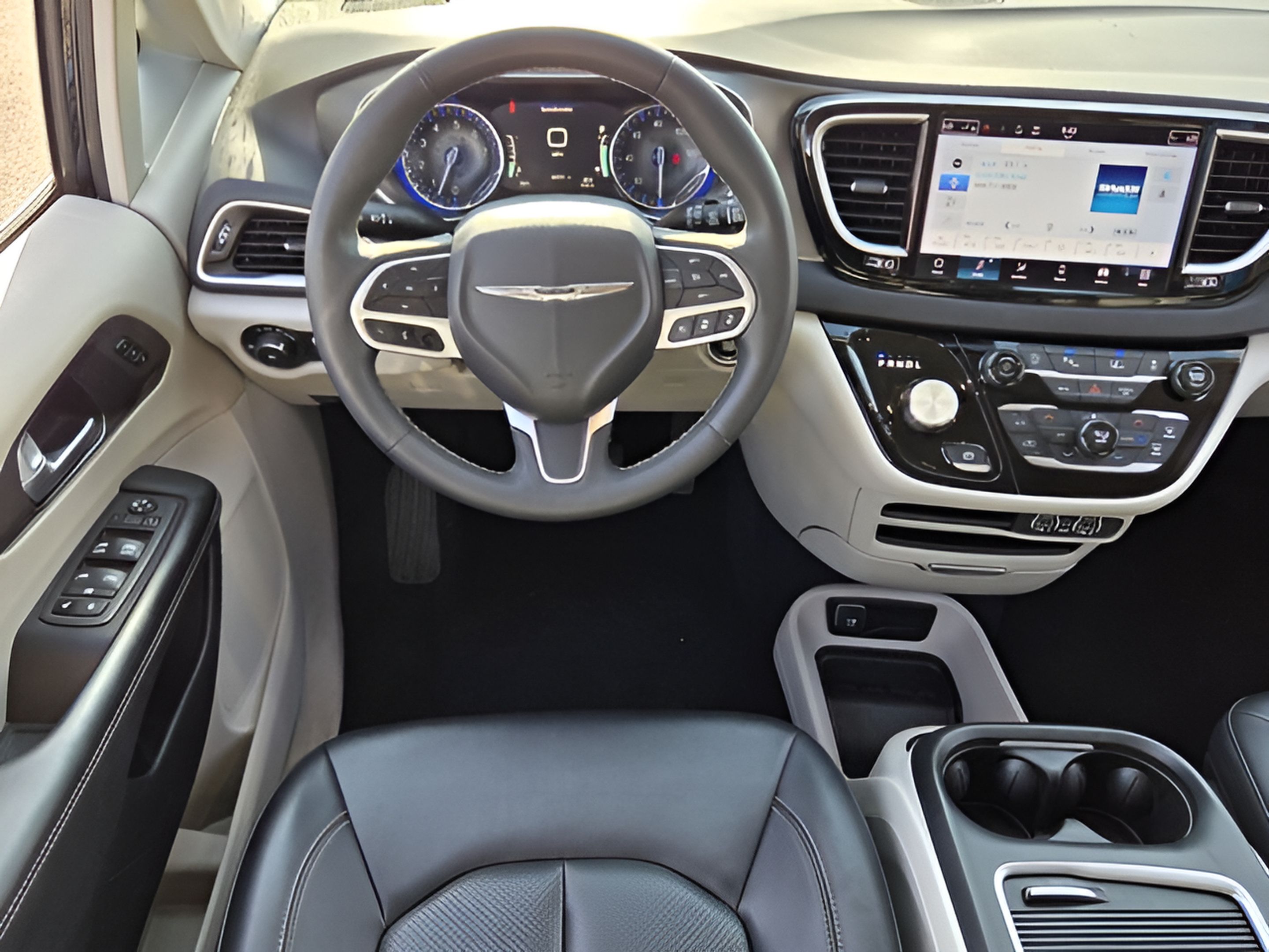 Used 2024 Chrysler Pacifica Touring-L FWD image 12